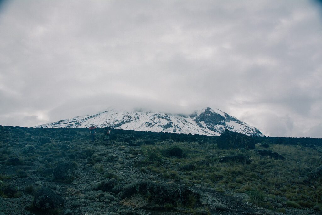 Mount Kilimanjaro met wolken boven Tanzania