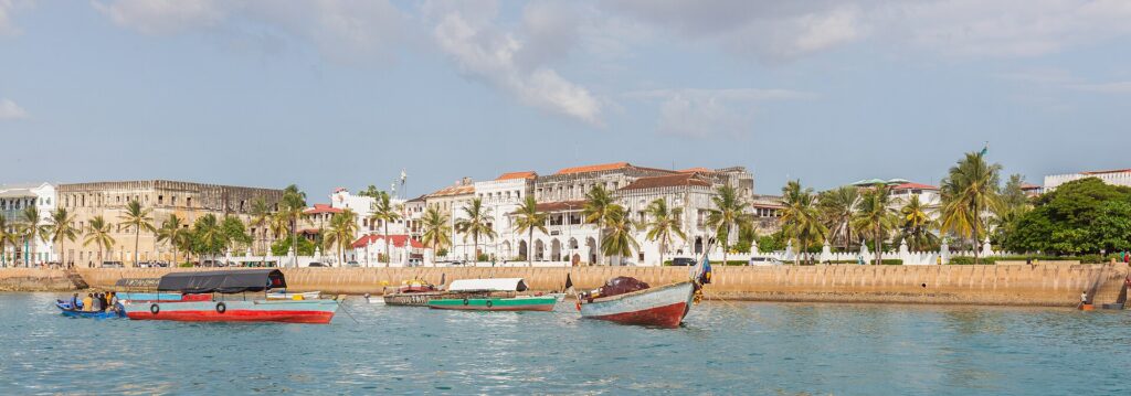 Haven van Stone Town op Zanzibar met boten aan de kust