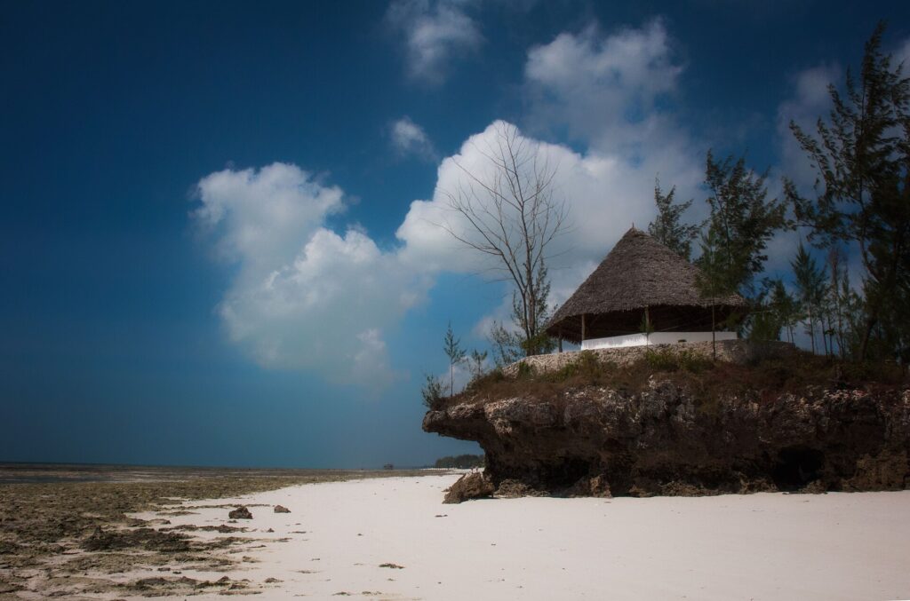 Tropisch strand op Zanzibar met helder water en witte zandstrook